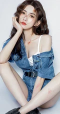 气质时尚女生王秋紫受伤妆搭配紧身牛仔套装短裤显匀称身形线条感写真图集