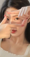脸蛋红润粉扑扑的高颜值长腿少女肩带针织衫连衣裙穿搭室内写真图片