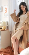 脸蛋红润粉扑扑的高颜值长腿少女肩带针织衫连衣裙穿搭室内写真图片