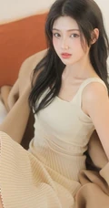 脸蛋红润粉扑扑的高颜值长腿少女肩带针织衫连衣裙穿搭室内写真图片