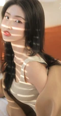 脸蛋红润粉扑扑的高颜值长腿少女肩带针织衫连衣裙穿搭室内写真图片
