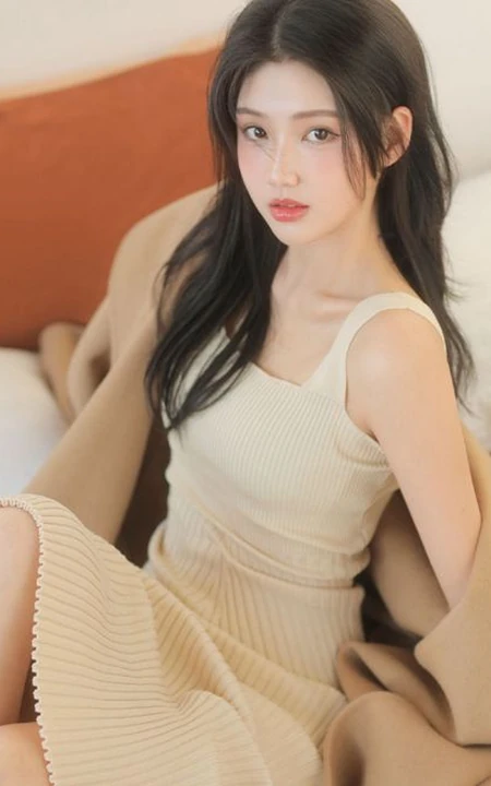 脸蛋红润粉扑扑的高颜值长腿少女肩带针织衫连衣裙穿搭室内写真图片