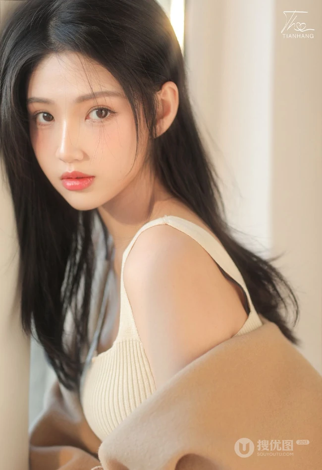 脸蛋红润粉扑扑的高颜值长腿少女肩带针织衫连衣裙穿搭室内写真图片