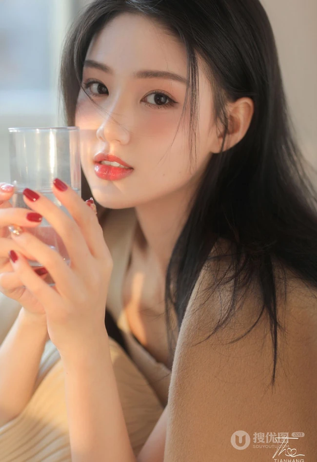 脸蛋红润粉扑扑的高颜值长腿少女肩带针织衫连衣裙穿搭室内写真图片