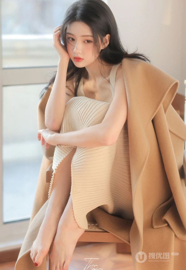 脸蛋红润粉扑扑的高颜值长腿少女肩带针织衫连衣裙穿搭室内写真图片