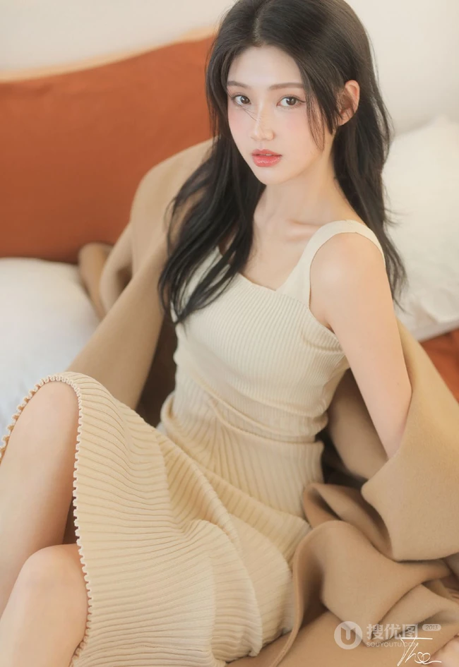 脸蛋红润粉扑扑的高颜值长腿少女肩带针织衫连衣裙穿搭室内写真图片