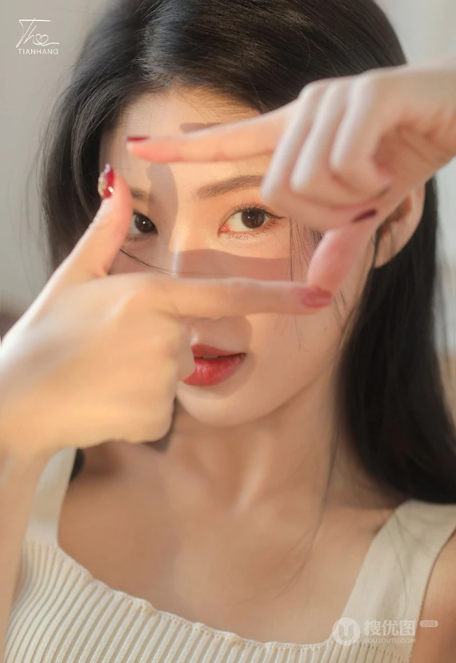 脸蛋红润粉扑扑的高颜值长腿少女肩带针织衫连衣裙穿搭室内写真图片