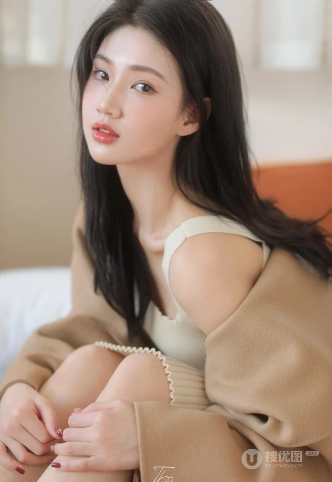 脸蛋红润粉扑扑的高颜值长腿少女肩带针织衫连衣裙穿搭室内写真图片