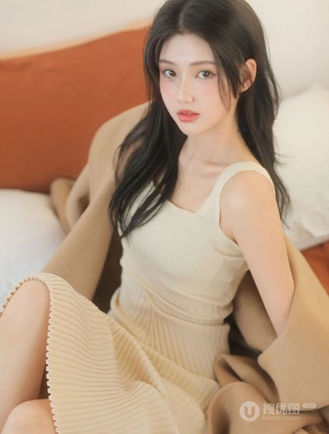 脸蛋红润粉扑扑的高颜值长腿少女肩带针织衫连衣裙穿搭室内写真图片