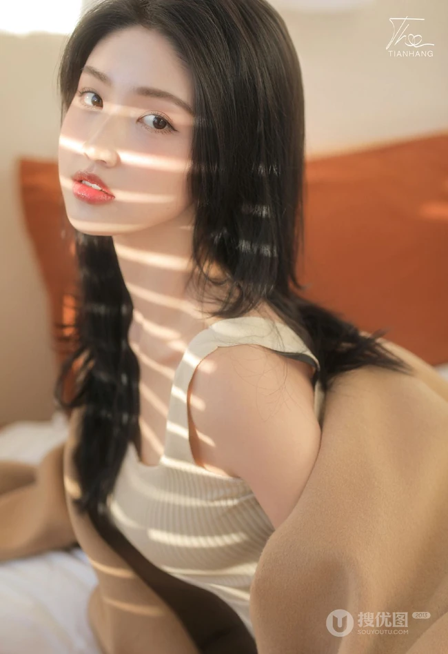 脸蛋红润粉扑扑的高颜值长腿少女肩带针织衫连衣裙穿搭室内写真图片
