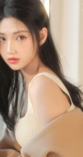 脸蛋红润粉扑扑的高颜值长腿少女肩带针织衫连衣裙穿搭室内写真图片