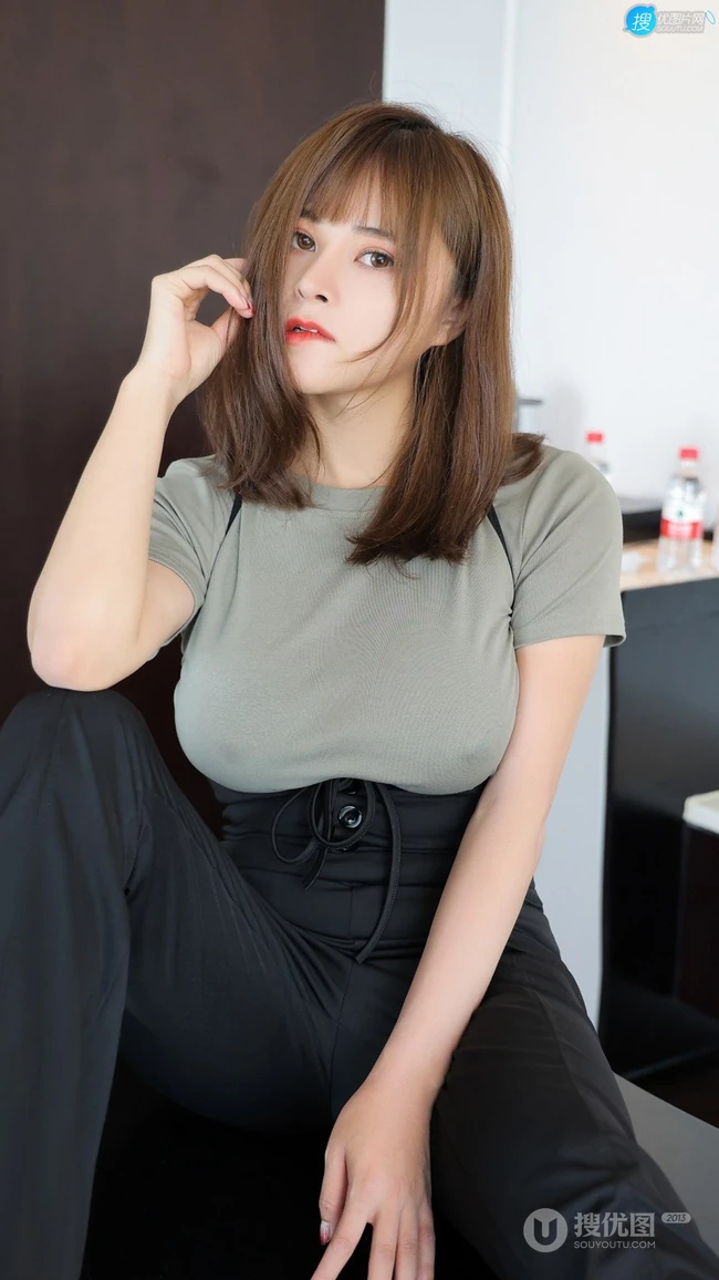 性感丰满身材美女奈沐子紧身衣高腰裤穿搭高清私房写真手机壁纸图片
