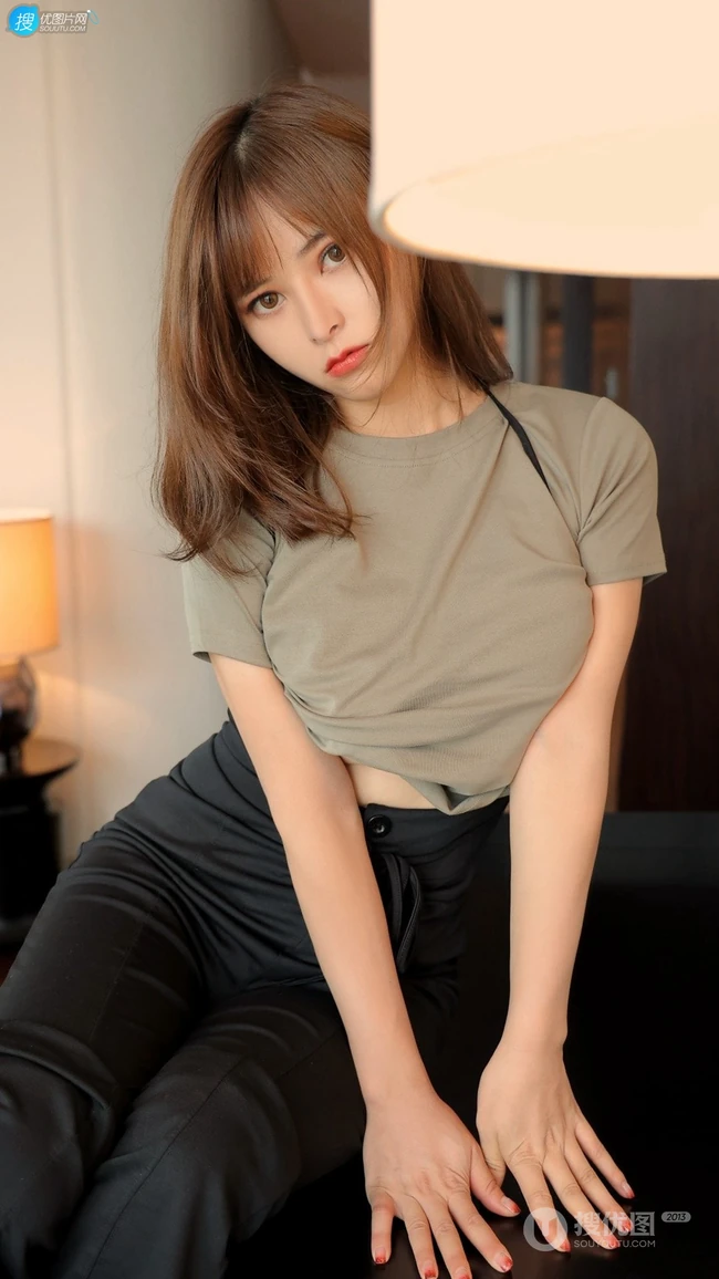 性感丰满身材美女奈沐子紧身衣高腰裤穿搭高清私房写真手机壁纸图片