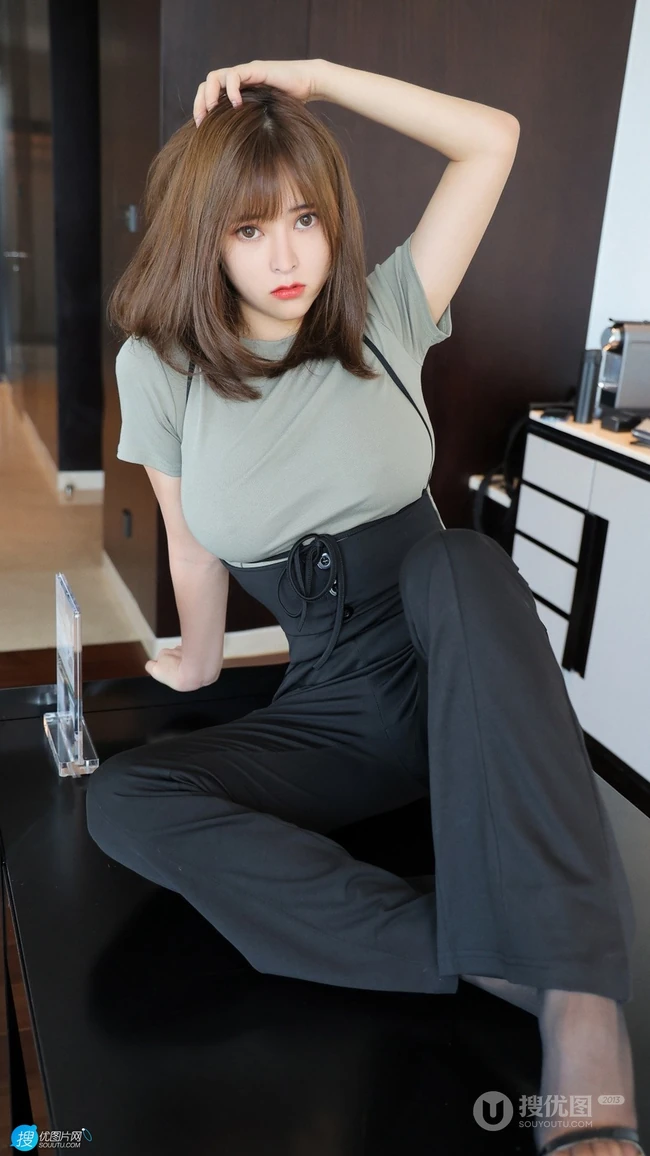 性感丰满身材美女奈沐子紧身衣高腰裤穿搭高清私房写真手机壁纸图片