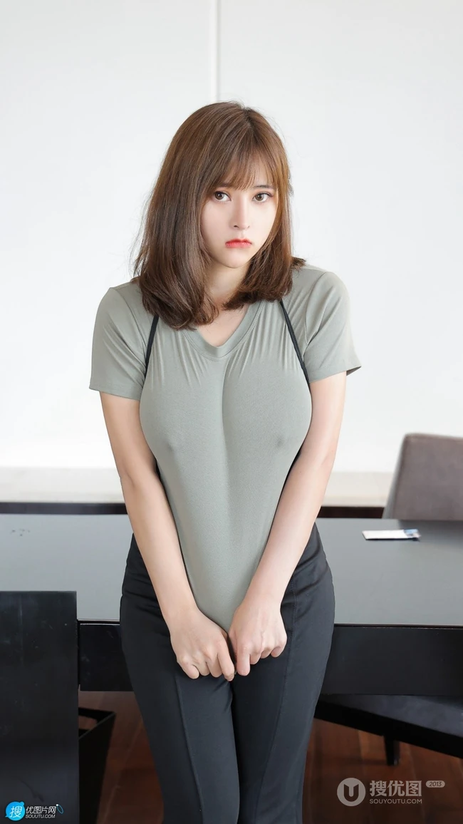 性感丰满身材美女奈沐子紧身衣高腰裤穿搭高清私房写真手机壁纸图片