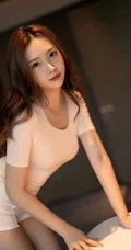 轻熟范十足的长发气质女生郑颖姗紧身T恤纯白短裤袜装穿搭气质室内套图