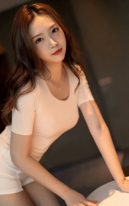 轻熟范十足的长发气质女生郑颖姗紧身T恤纯白短裤袜装穿搭气质室内套图