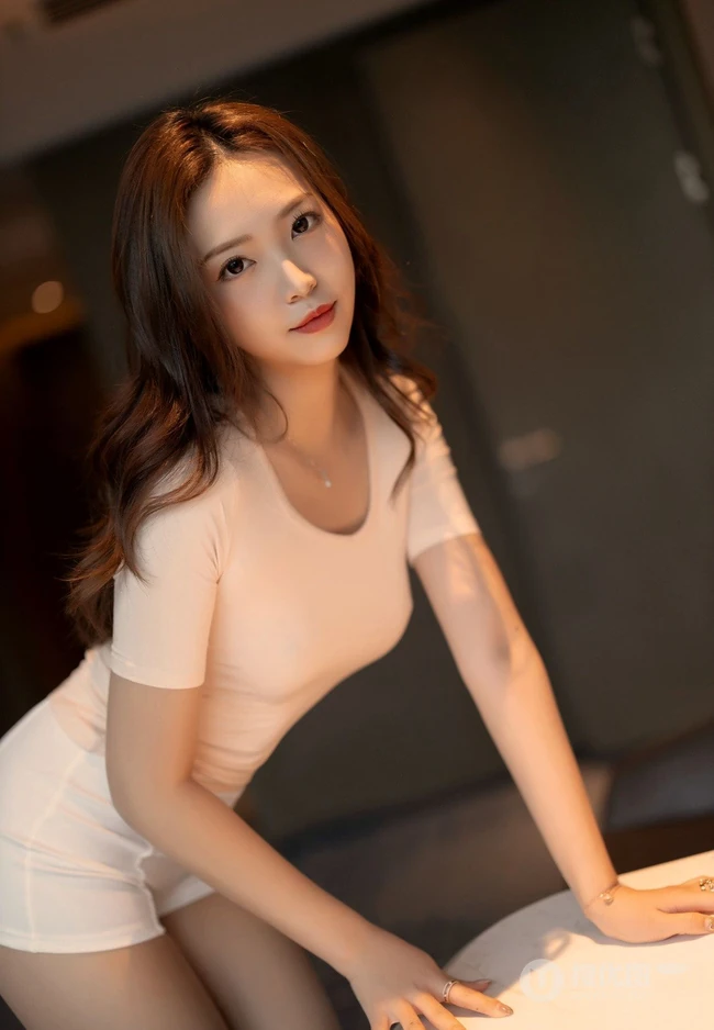 轻熟范十足的长发气质女生郑颖姗紧身T恤纯白短裤袜装穿搭气质室内套图