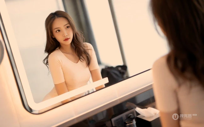 轻熟范十足的长发气质女生郑颖姗紧身T恤纯白短裤袜装穿搭气质室内套图