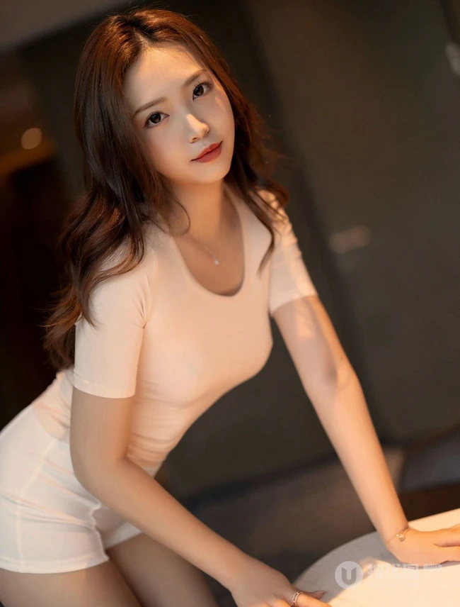 轻熟范十足的长发气质女生郑颖姗紧身T恤纯白短裤袜装穿搭气质室内套图