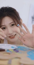 认真画画的样子好美，画室里穿着白色肩带文胸衣牛仔裤的女生写真图片
