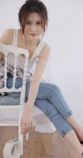 认真画画的样子好美，画室里穿着白色肩带文胸衣牛仔裤的女生写真图片