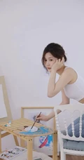 认真画画的样子好美，画室里穿着白色肩带文胸衣牛仔裤的女生写真图片