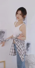 认真画画的样子好美，画室里穿着白色肩带文胸衣牛仔裤的女生写真图片