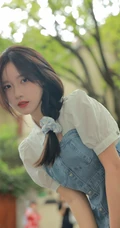 拥有甜美梨涡的高颜值清纯女生校花小姐姐蓝色牛仔裙街拍写真图片