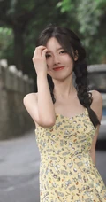 拥有甜美梨涡的高颜值清纯女生校花小姐姐蓝色牛仔裙街拍写真图片