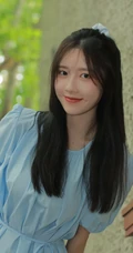 拥有甜美梨涡的高颜值清纯女生校花小姐姐蓝色牛仔裙街拍写真图片