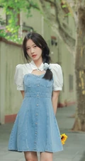拥有甜美梨涡的高颜值清纯女生校花小姐姐蓝色牛仔裙街拍写真图片