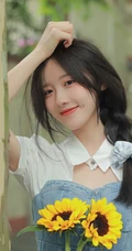 拥有甜美梨涡的高颜值清纯女生校花小姐姐蓝色牛仔裙街拍写真图片