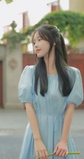 拥有甜美梨涡的高颜值清纯女生校花小姐姐蓝色牛仔裙街拍写真图片