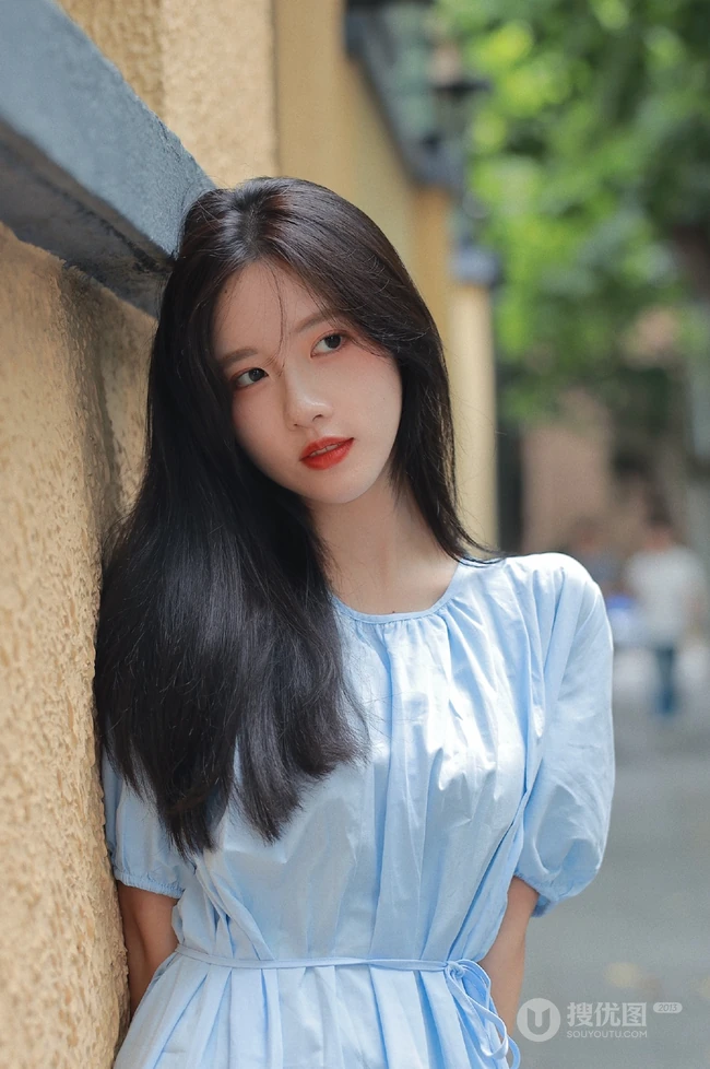 拥有甜美梨涡的高颜值清纯女生校花小姐姐蓝色牛仔裙街拍写真图片
