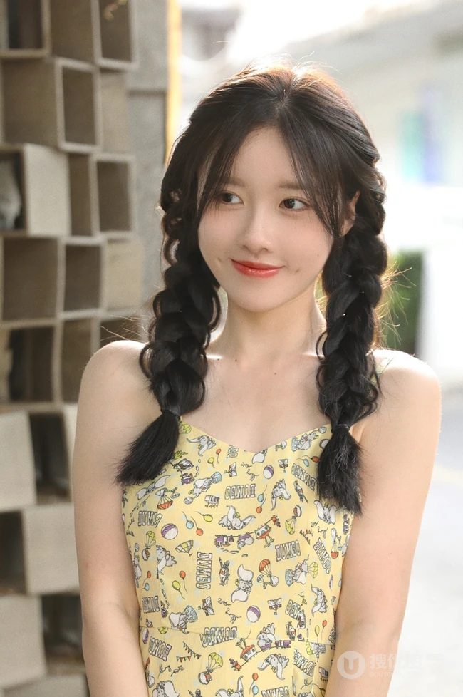 拥有甜美梨涡的高颜值清纯女生校花小姐姐蓝色牛仔裙街拍写真图片