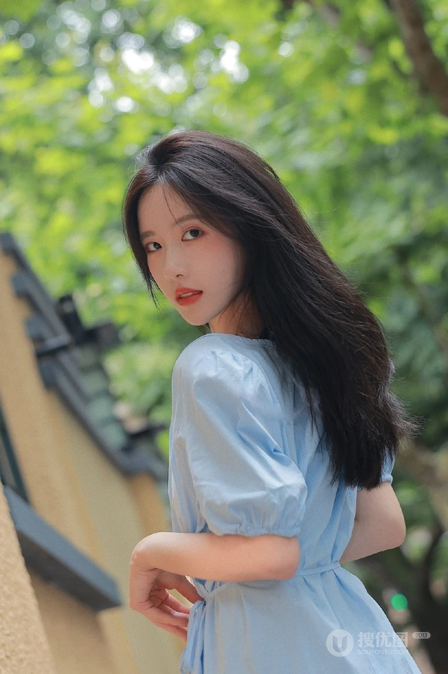 拥有甜美梨涡的高颜值清纯女生校花小姐姐蓝色牛仔裙街拍写真图片