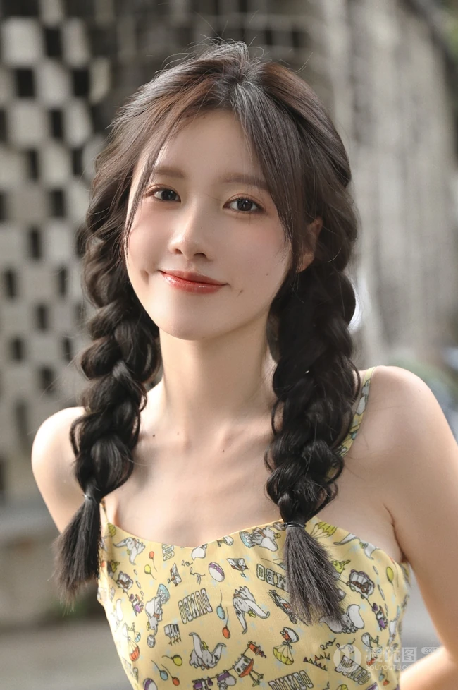 拥有甜美梨涡的高颜值清纯女生校花小姐姐蓝色牛仔裙街拍写真图片