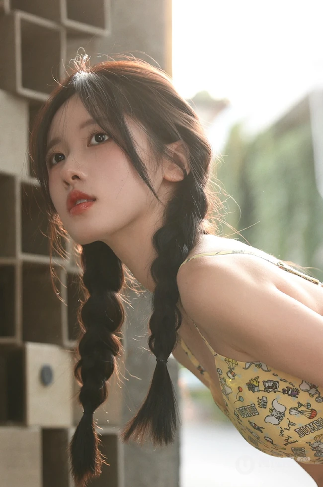 拥有甜美梨涡的高颜值清纯女生校花小姐姐蓝色牛仔裙街拍写真图片