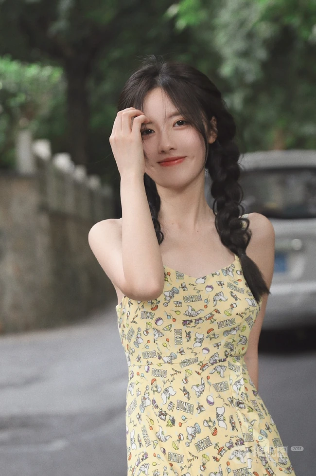 拥有甜美梨涡的高颜值清纯女生校花小姐姐蓝色牛仔裙街拍写真图片