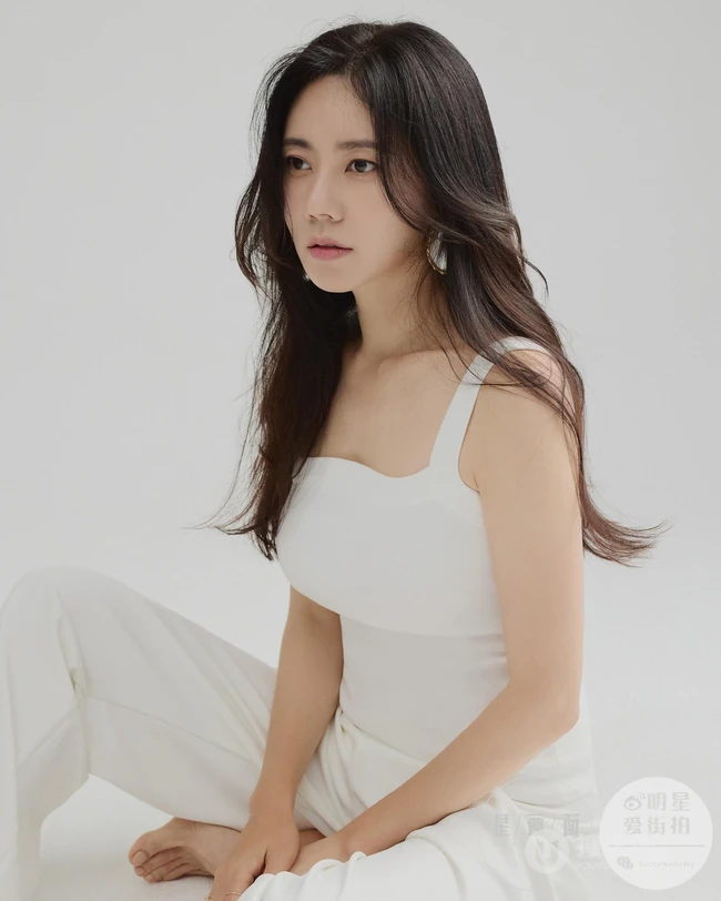 秋瓷炫纸质柔性优雅动人写真登杂志图片