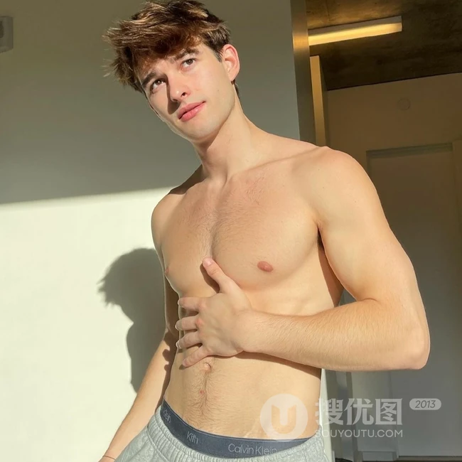 欧美帅气阳光的年轻男模帅气自拍 显匀称身形腹肌图片