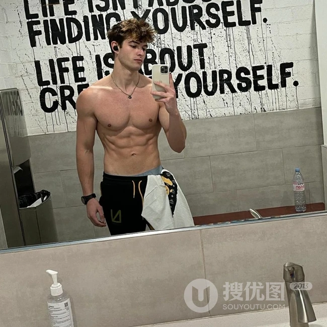 欧美帅气阳光的年轻男模帅气自拍 显匀称身形腹肌图片