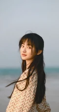 杨雨潼清新花裙海边写真美图