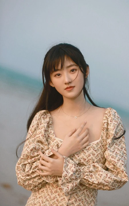 杨雨潼清新花裙海边写真美图