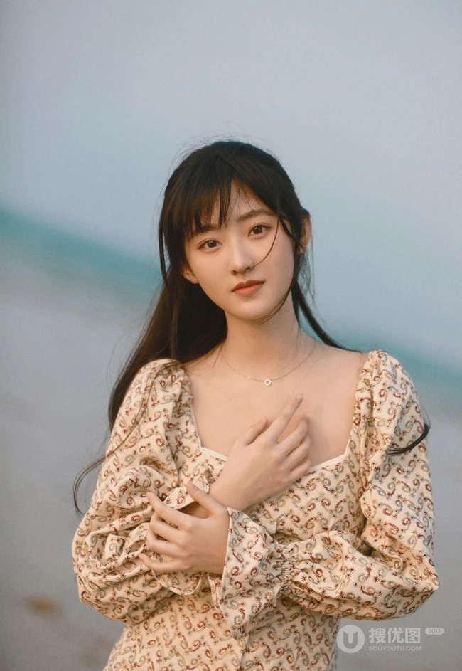 杨雨潼清新花裙海边写真美图