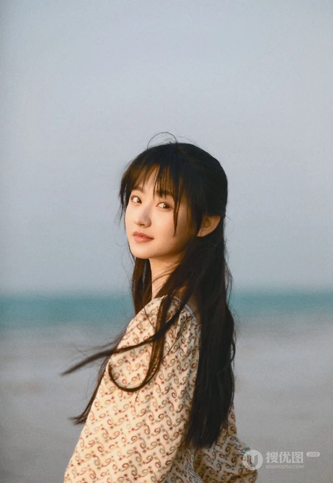 杨雨潼清新花裙海边写真美图