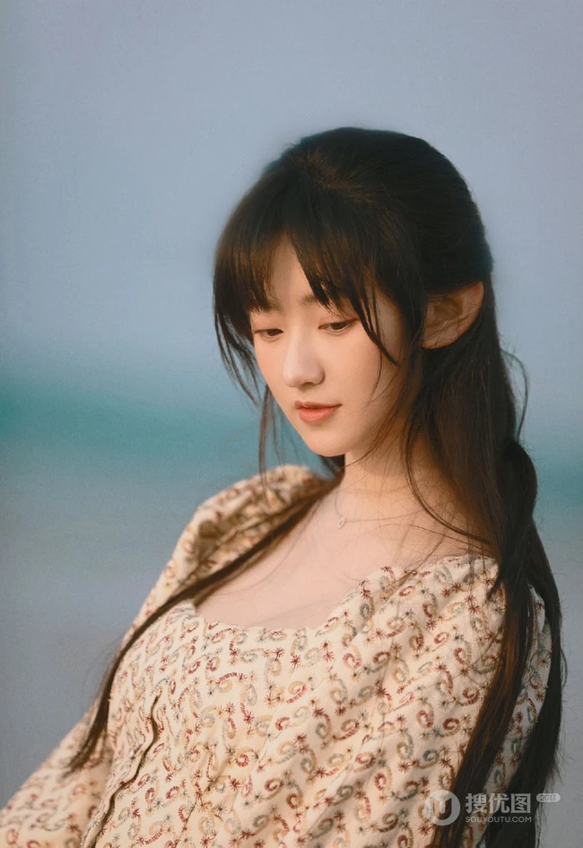 杨雨潼清新花裙海边写真美图