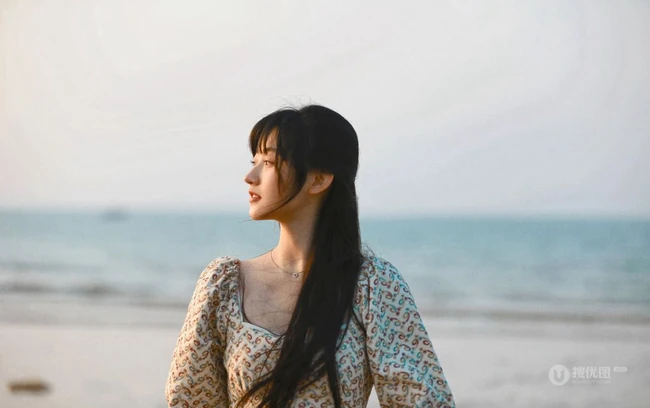 杨雨潼清新花裙海边写真美图