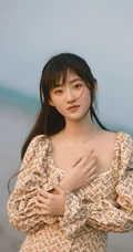 杨雨潼清新花裙海边写真美图